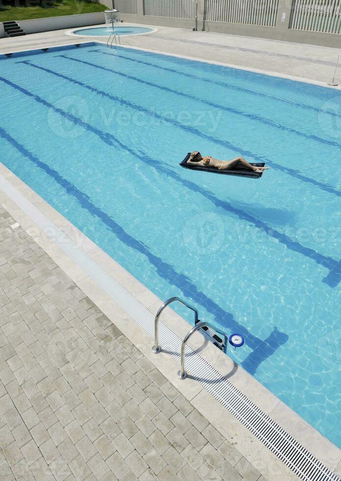 hermosa mujer relajarse en la piscina foto