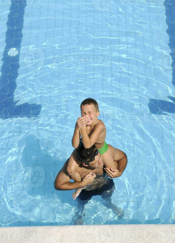 feliz padre e hijo en la piscina foto