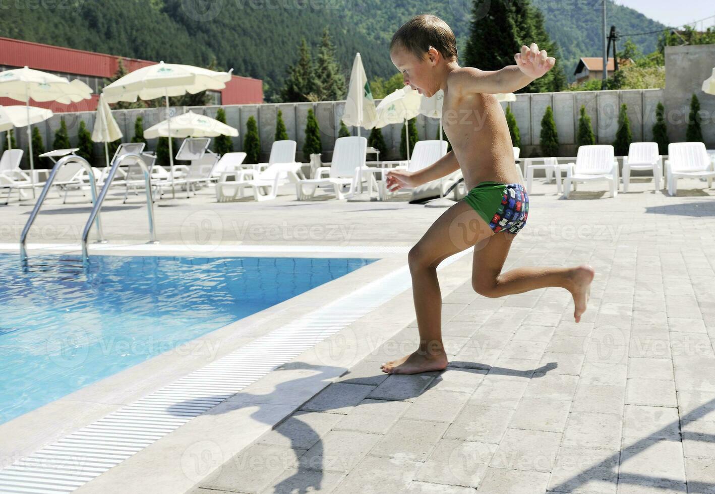 niños en piscina foto