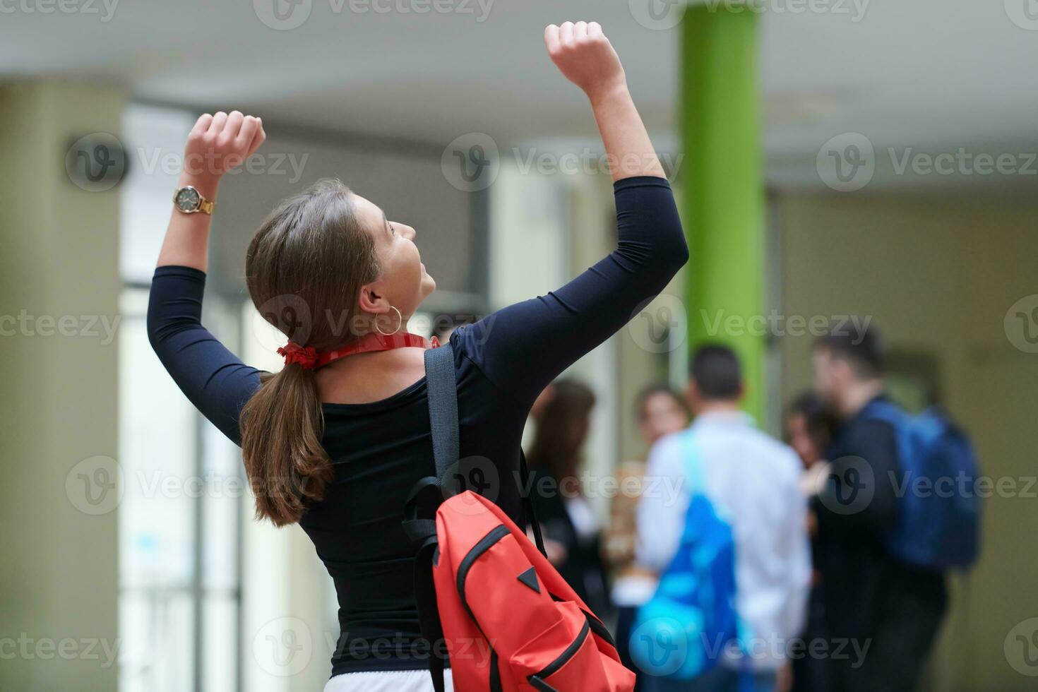 estudiante famoso con tecnología moderna en la escuela foto