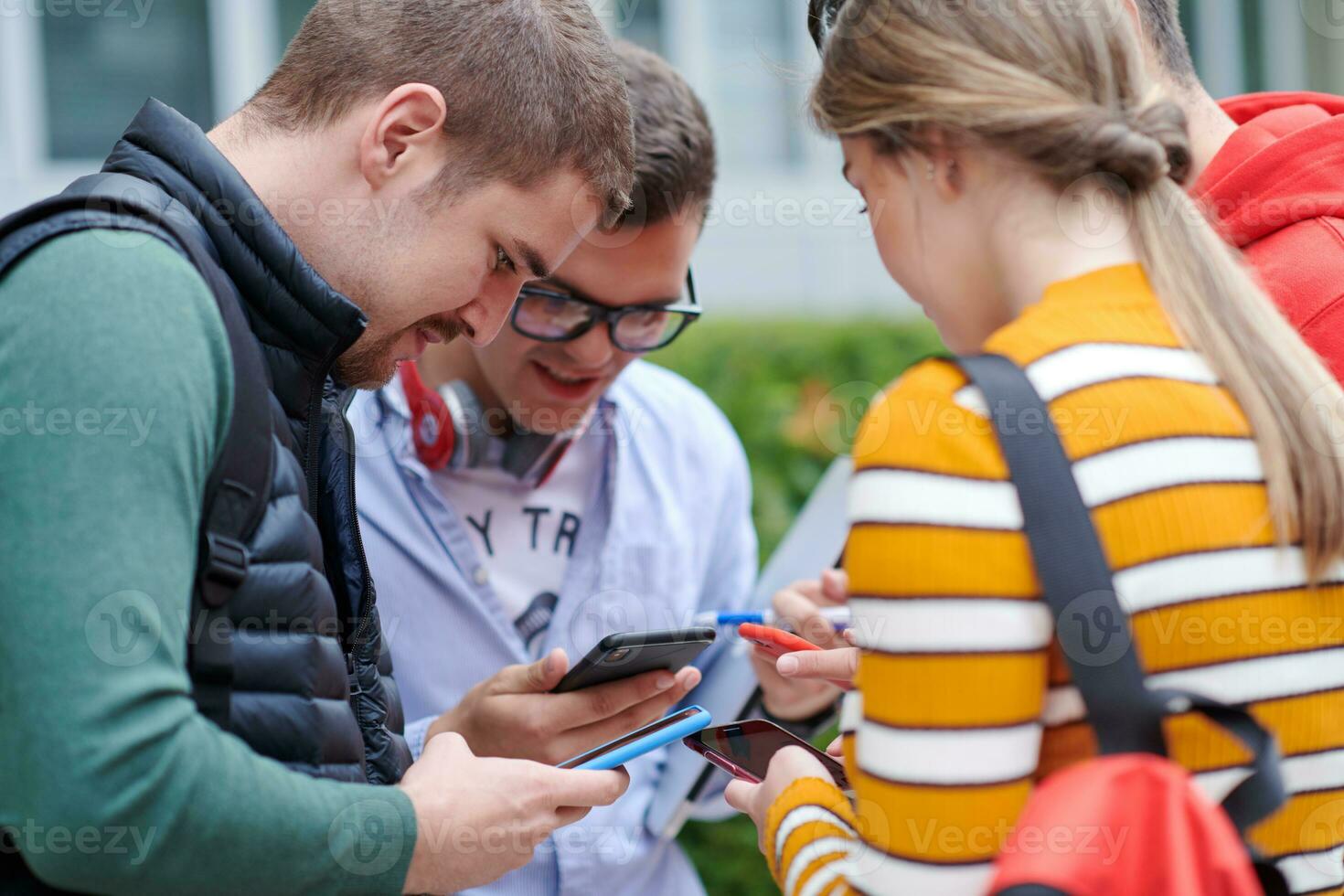 estudiantes en la escuela moderna usando tecnología modrn foto