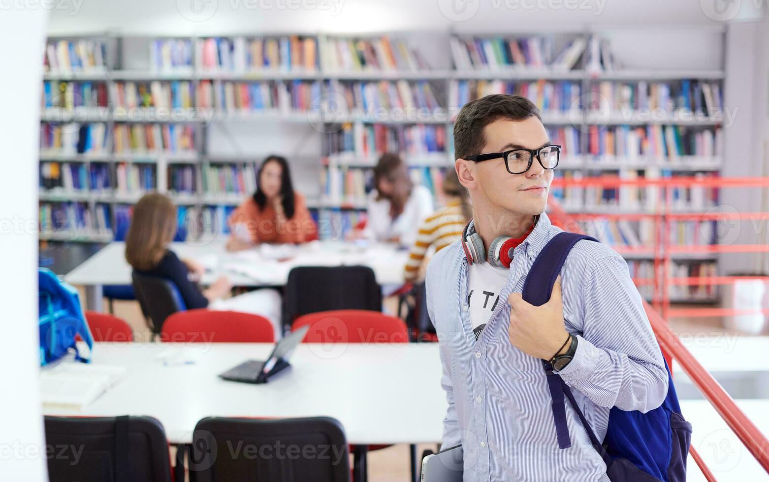 el estudiante usa un cuaderno, una computadora portátil y una biblioteca escolar foto