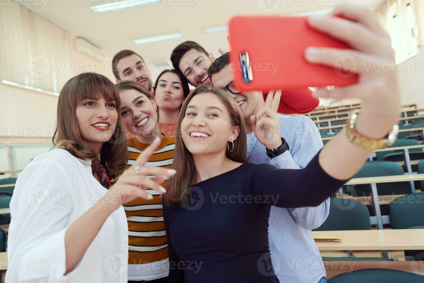 grupo de adolescentes multiétnicos tomando un selfie en la escuela foto