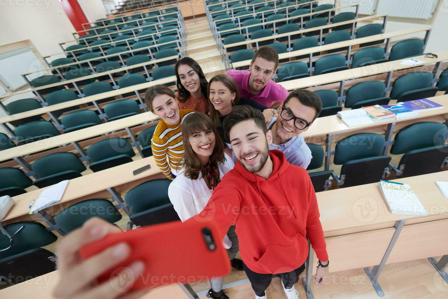 grupo de adolescentes multiétnicos tomando un selfie en la escuela foto