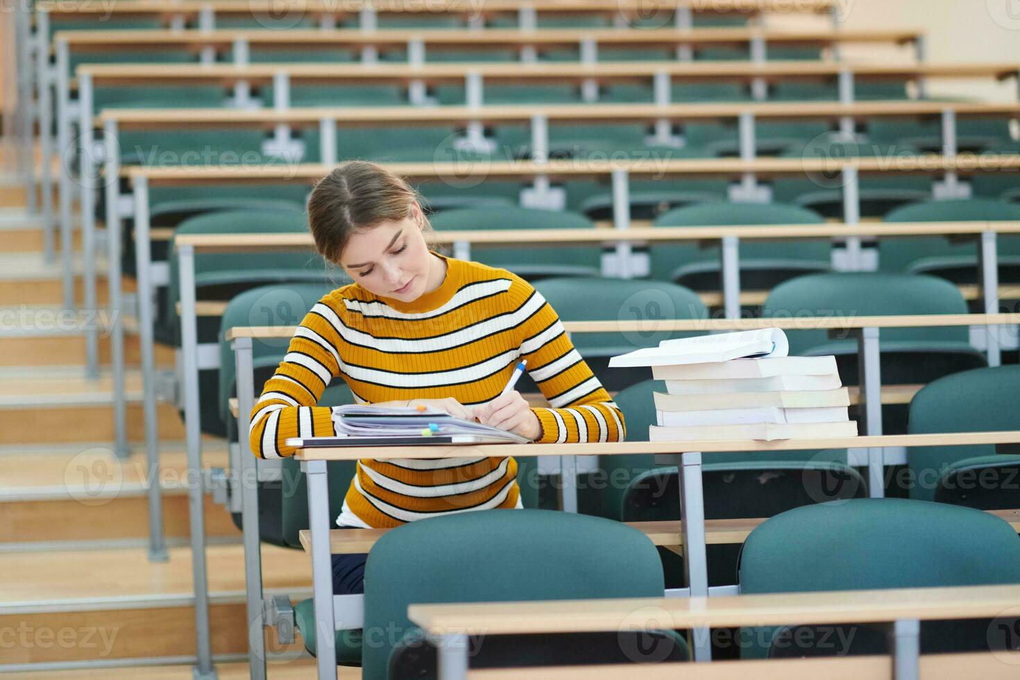 estudiante tomando notas para la clase escolar foto