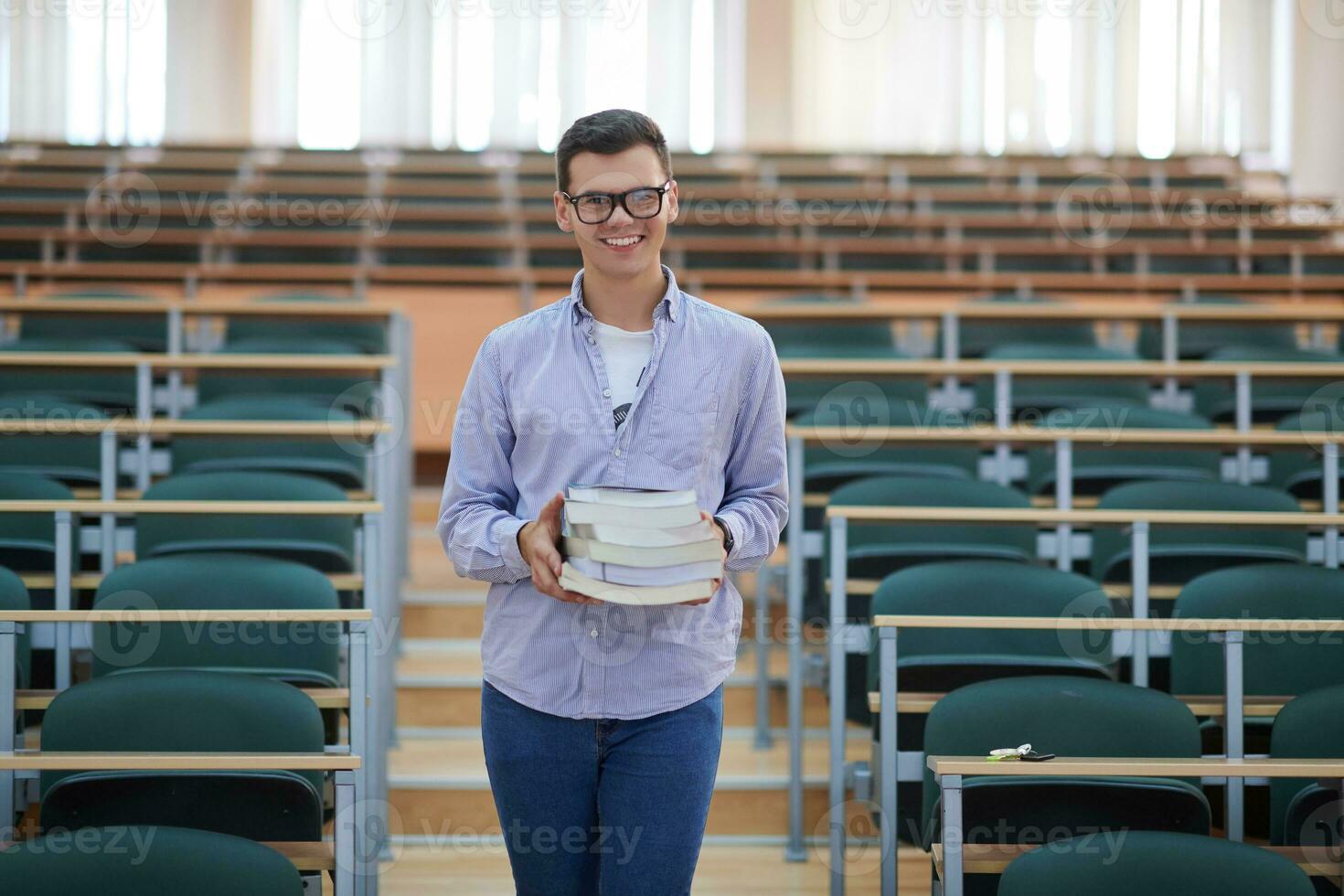 hombre con libro en calssroom foto