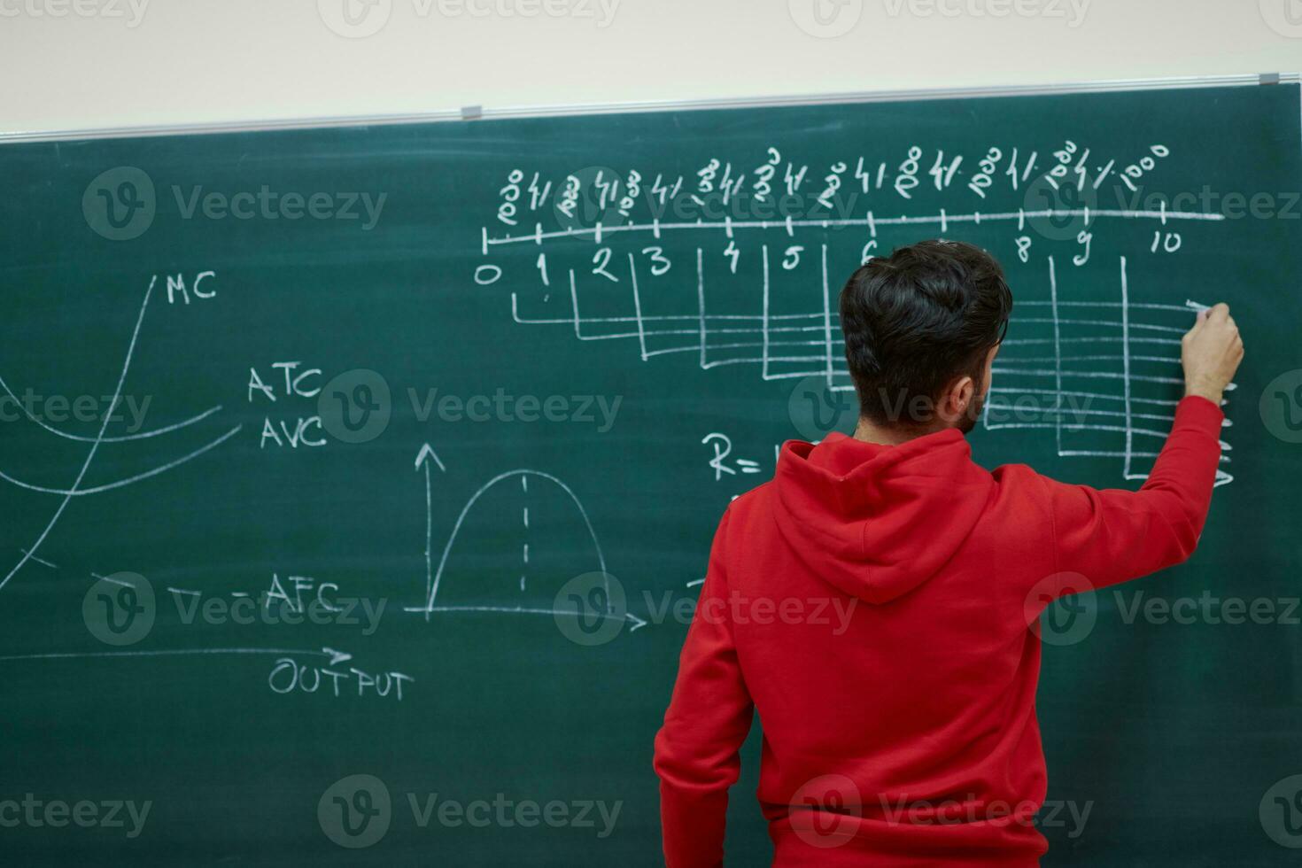 el estudiante hace la tarea en la pizarra foto