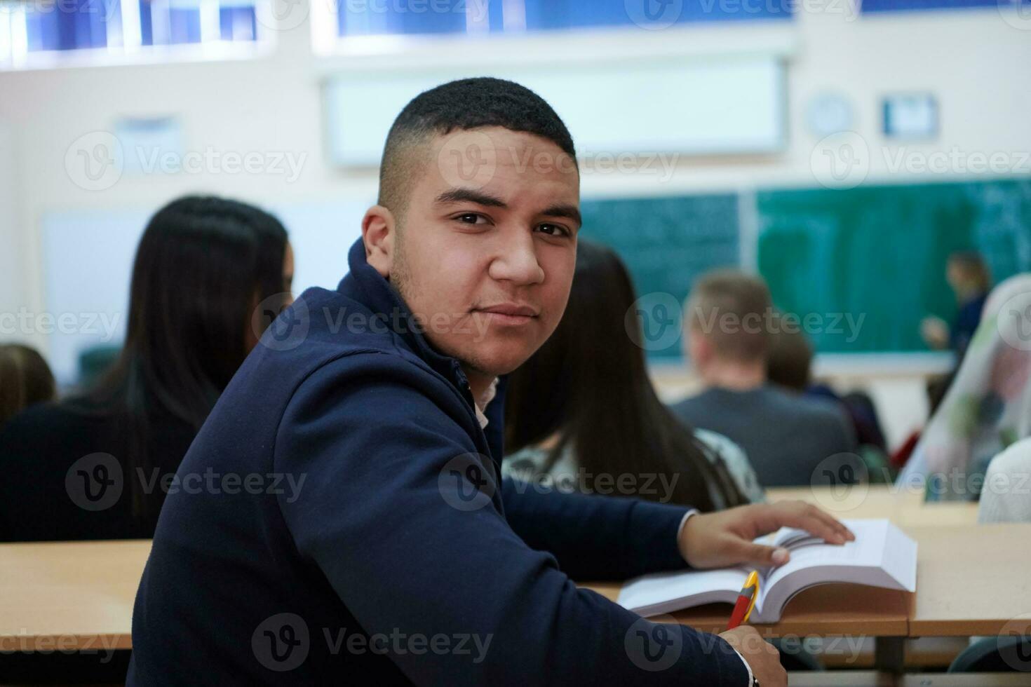 estudiante tomando notas mientras estudia en la escuela secundaria foto