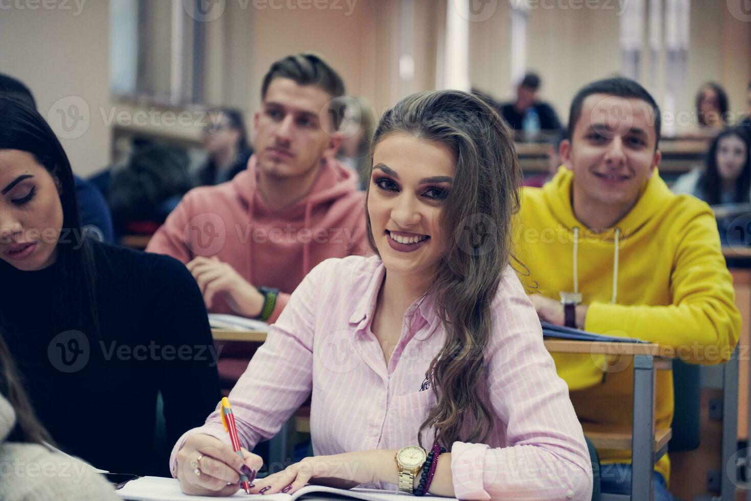 grupo de estudiantes en anfiteatro foto