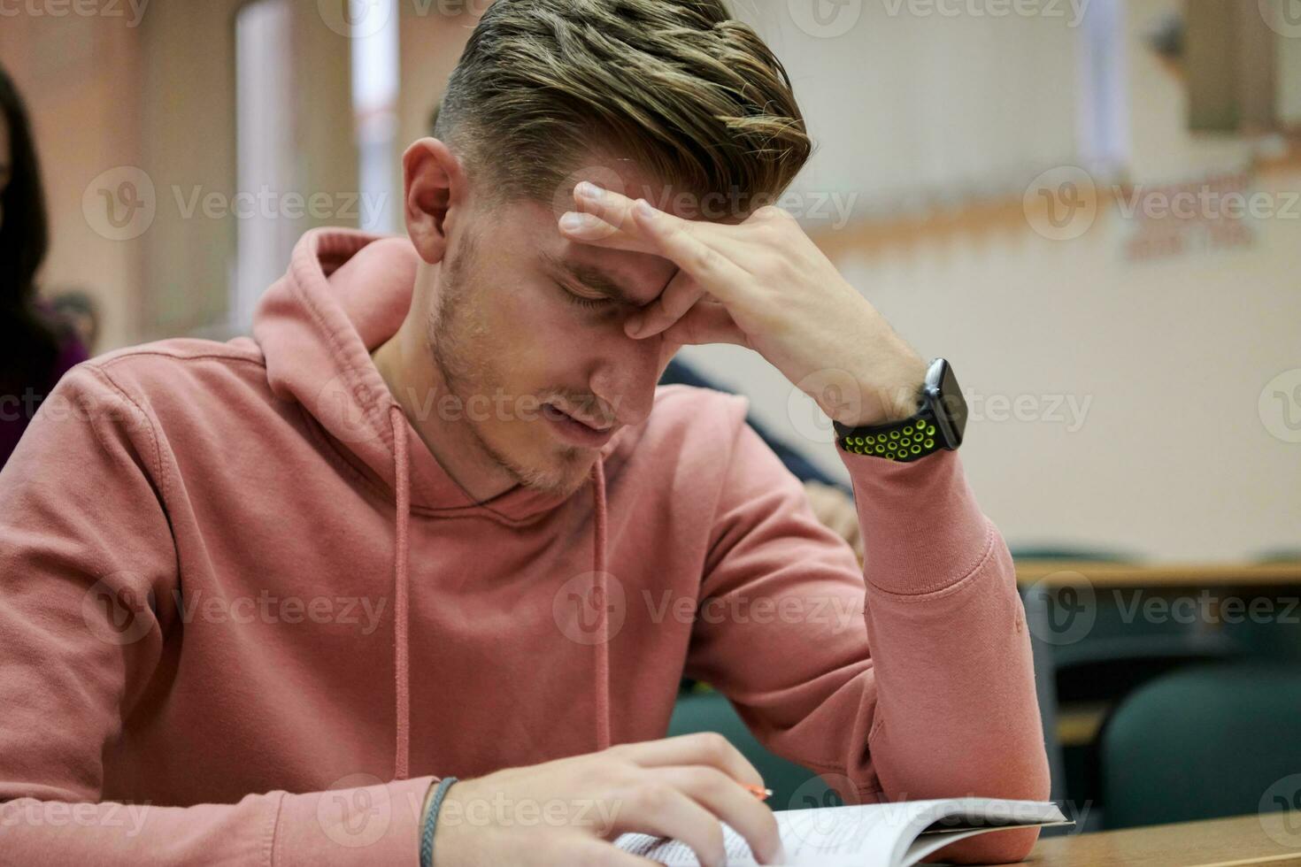 el estudiante tiene dolor de cabeza en clase foto