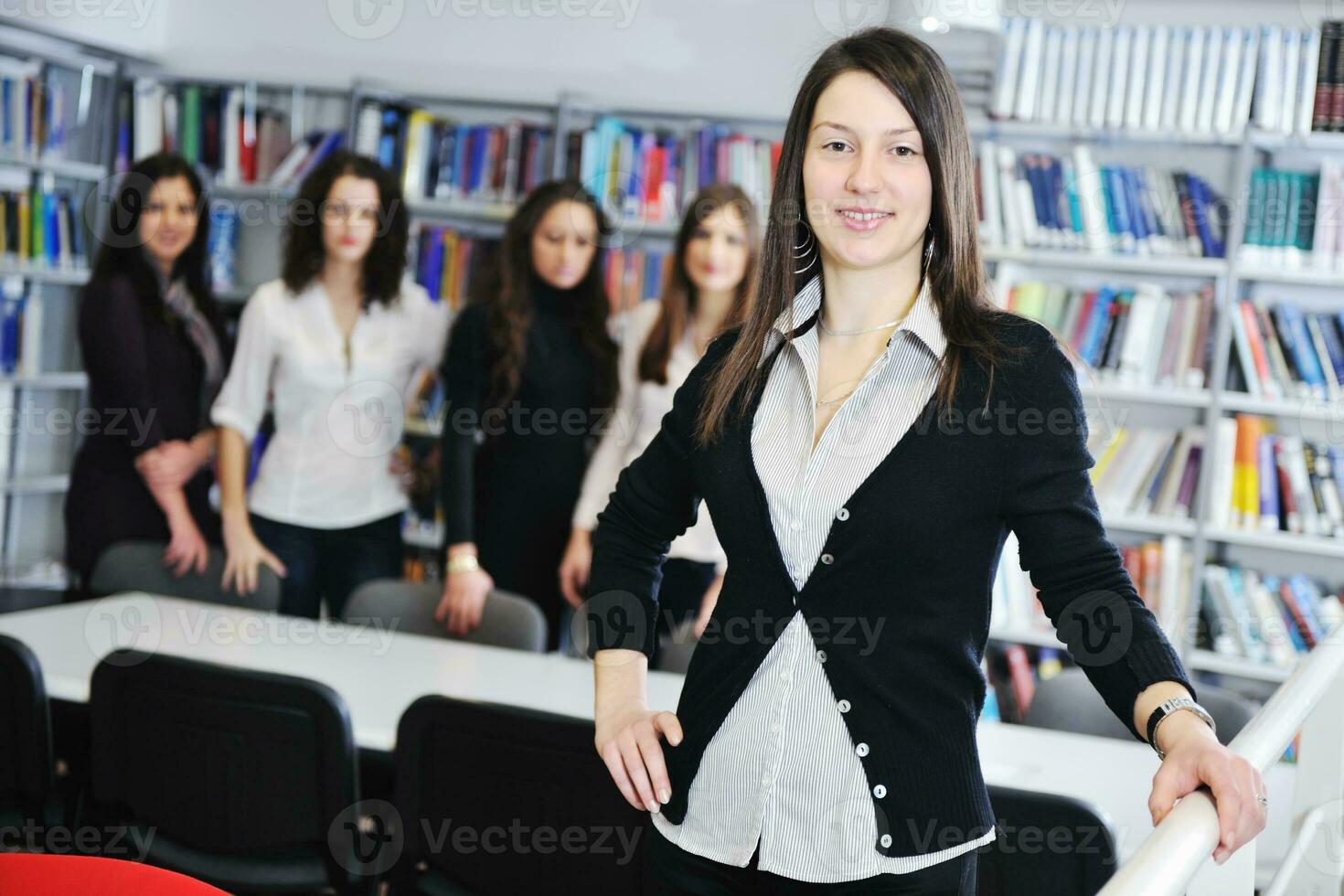 estudiante en biblioteca foto