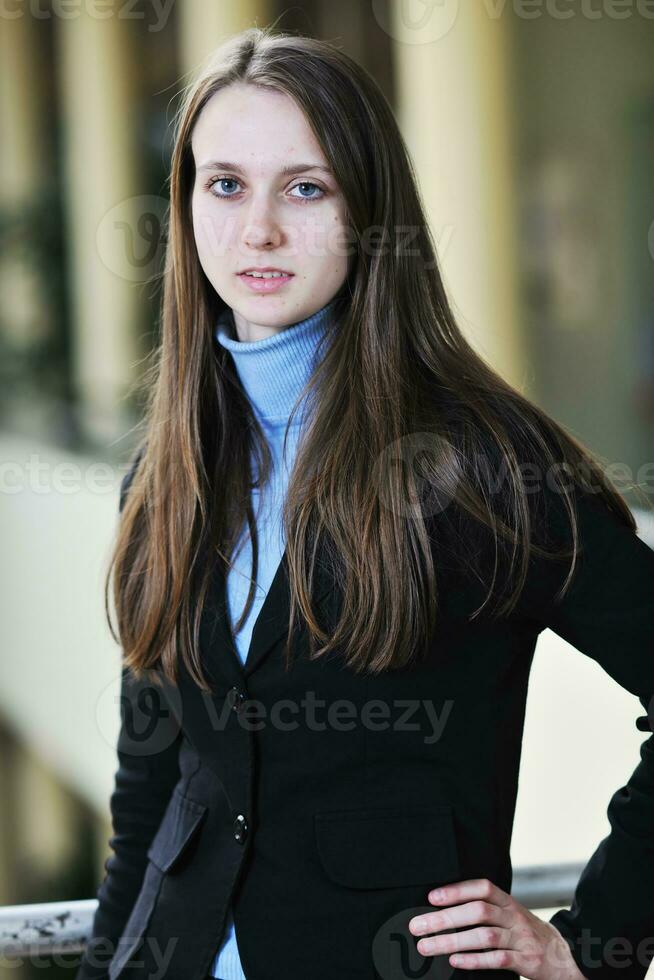 retrato de niña estudiante en el campus universitario foto