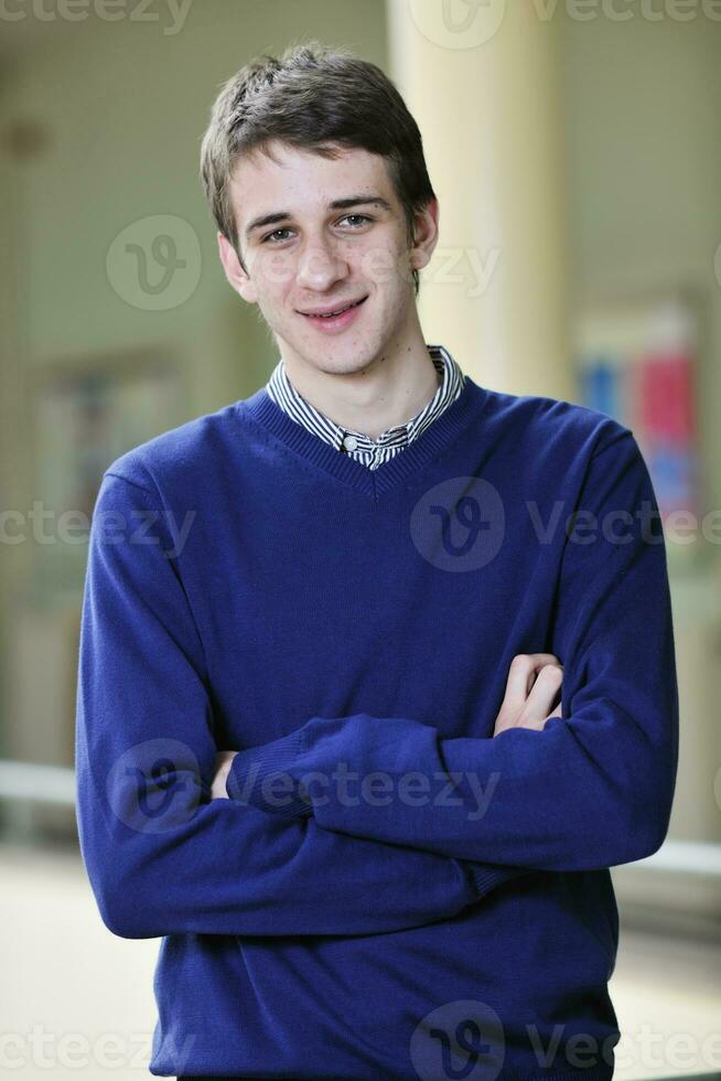 retrato masculino de estudiante en el campus foto