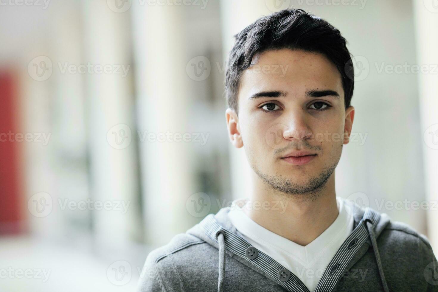 retrato masculino de estudiante en el campus foto