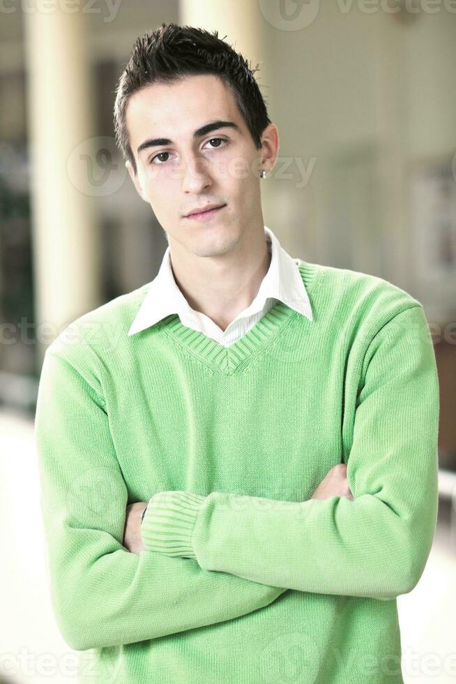 retrato masculino de estudiante en el campus foto