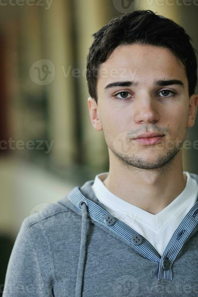 retrato masculino de estudiante en el campus foto