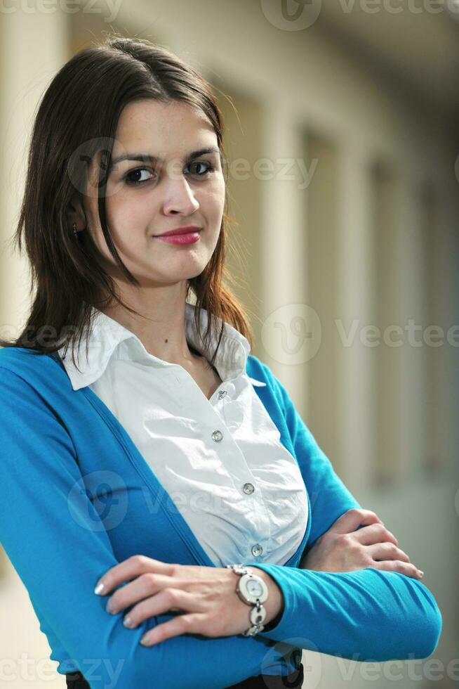 retrato de niña estudiante en el campus universitario foto