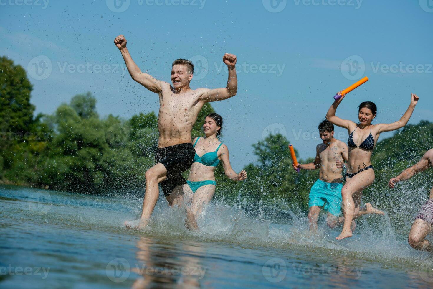 alegría de verano amigos divirtiéndose en el río foto