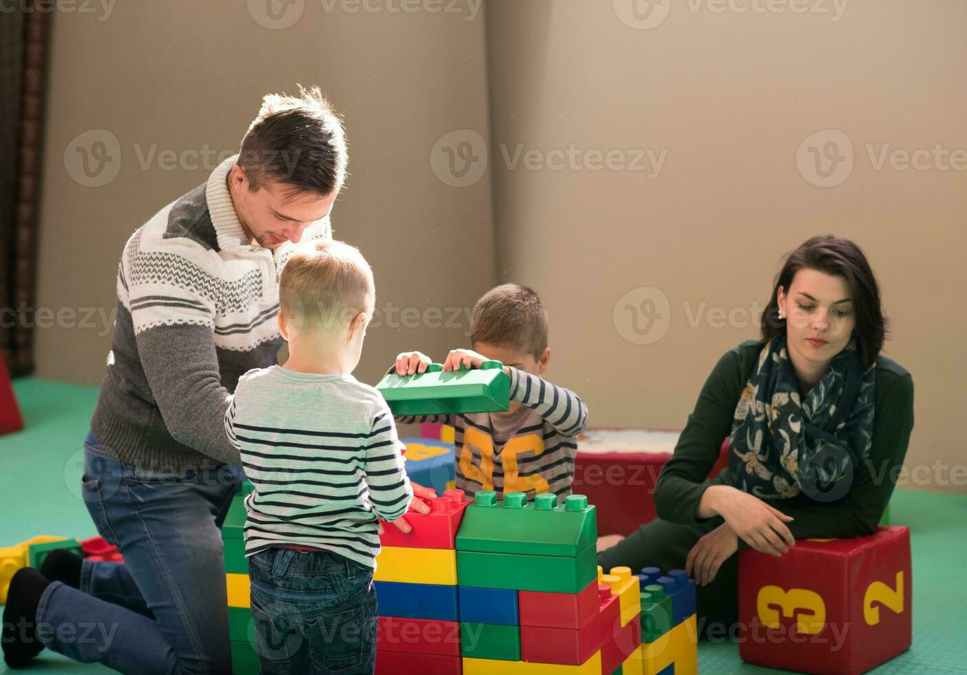 padres teniendo divertido con niños foto