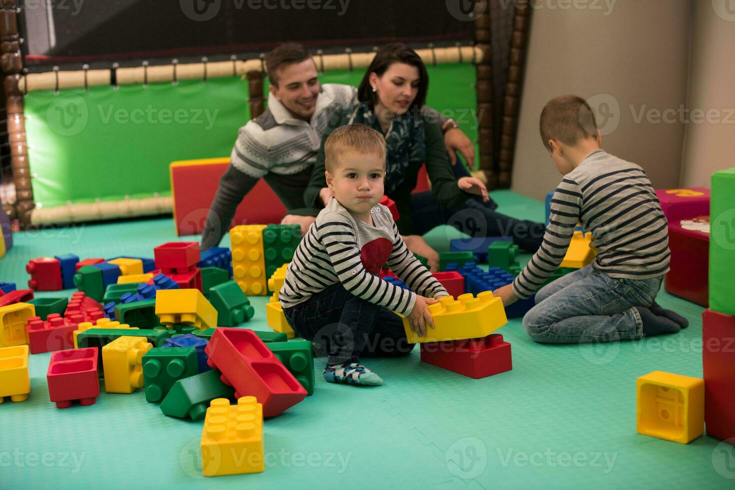 padres teniendo divertido con niños foto