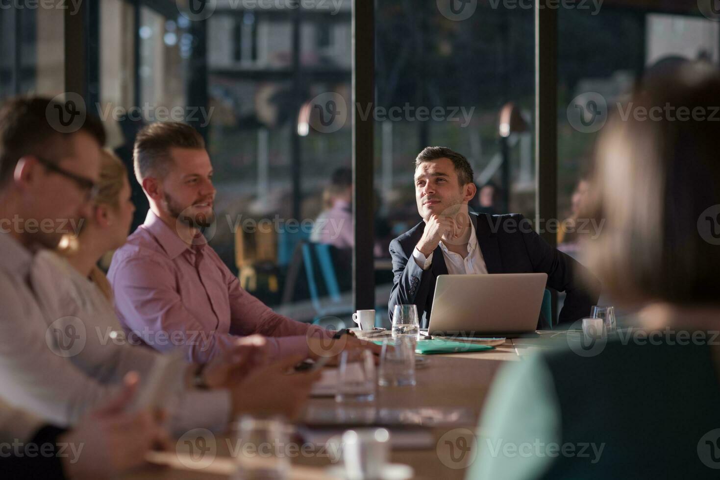 equipo de negocios en una reunión en un edificio de oficinas moderno foto