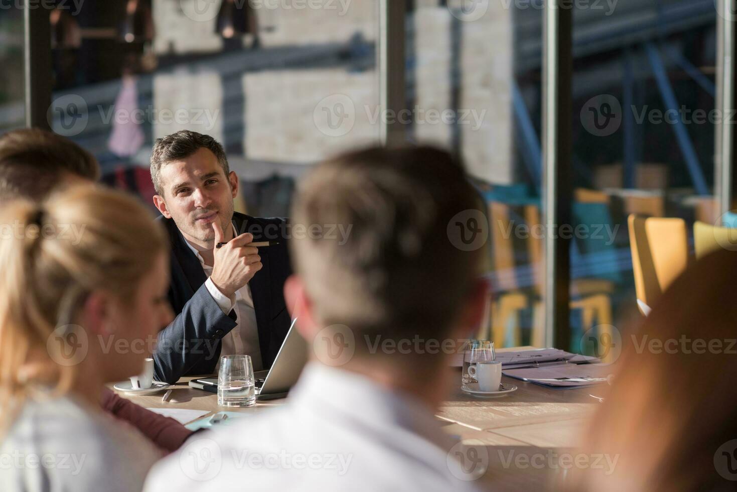 equipo de negocios en una reunión en un edificio de oficinas moderno foto