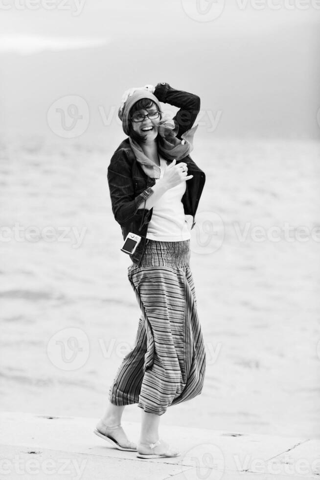 hermosa mujer joven en la playa con bufanda foto