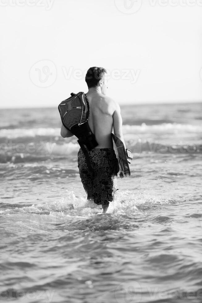 retrato, de, un, joven, kitsurf, hombre, en, playa, en, ocaso foto