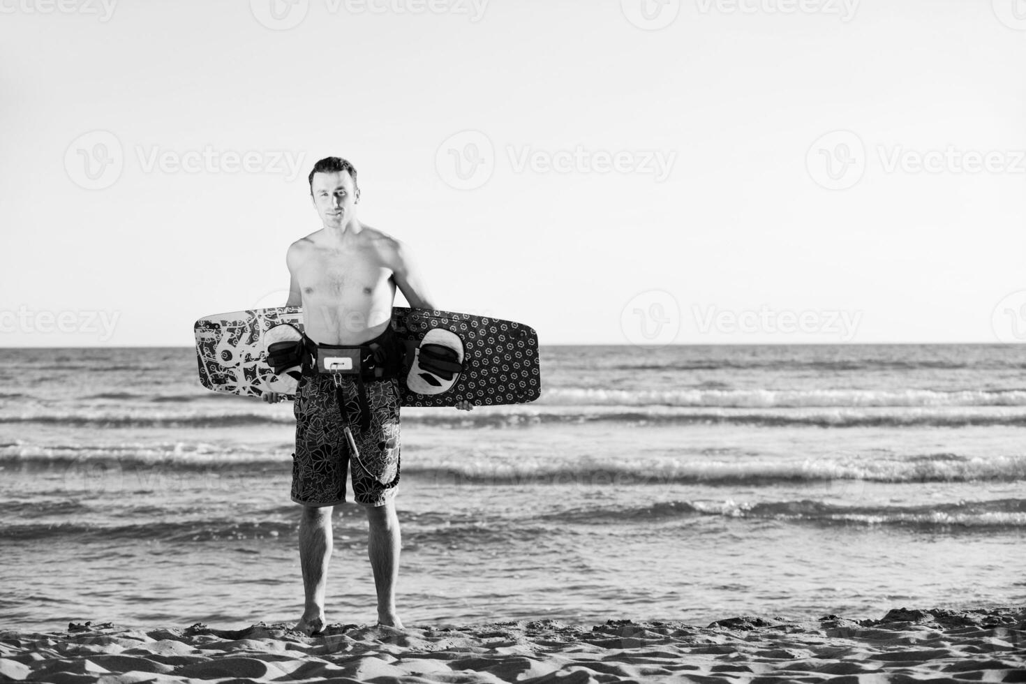 retrato, de, un, joven, kitsurf, hombre, en, playa, en, ocaso foto