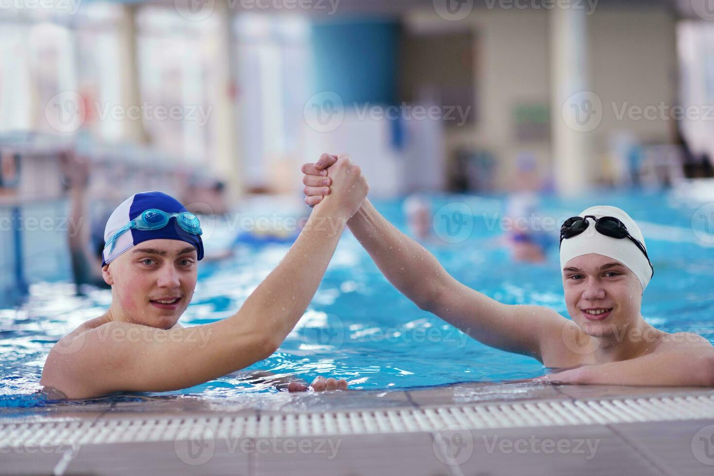 grupo adolescente feliz en la piscina foto