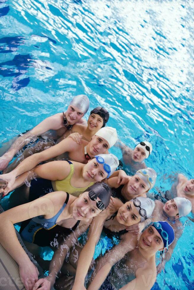 grupo adolescente feliz en la piscina foto