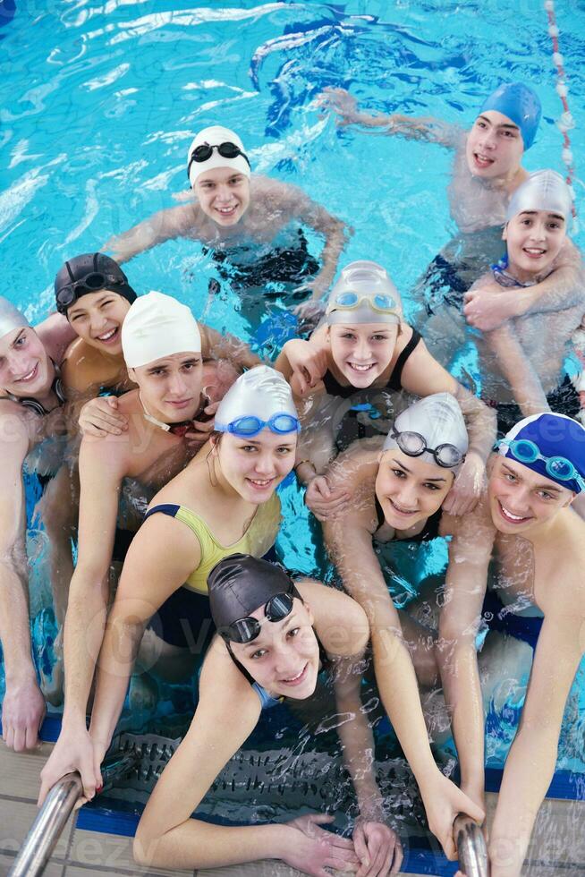 grupo de niños felices en la piscina foto