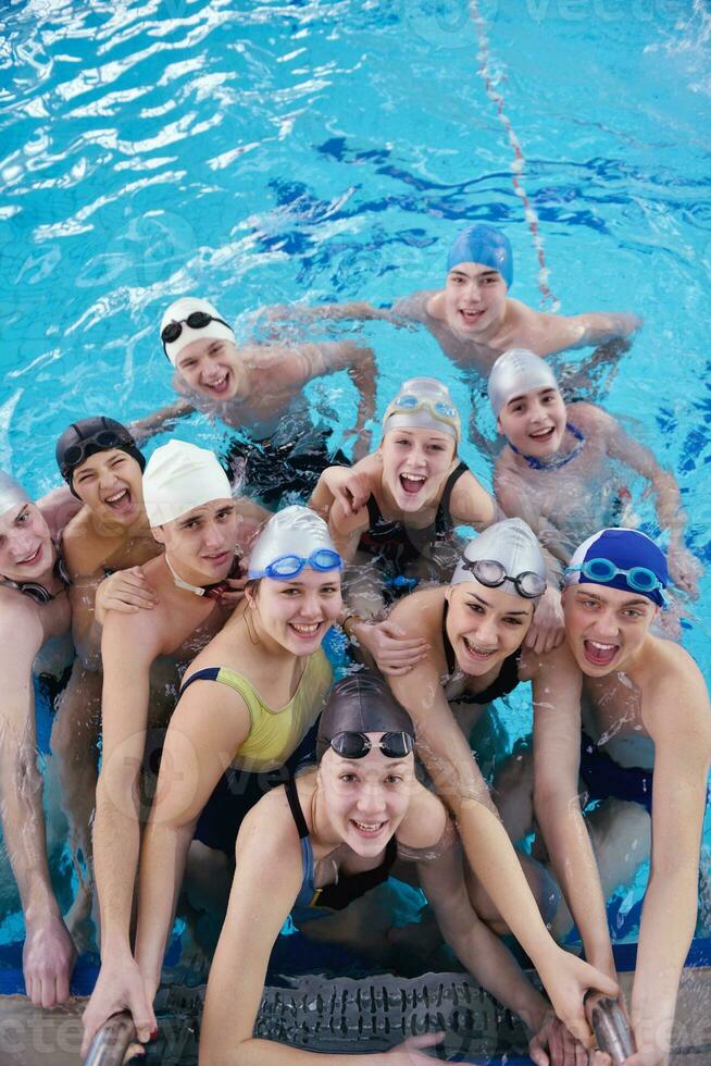 grupo adolescente feliz en la piscina foto