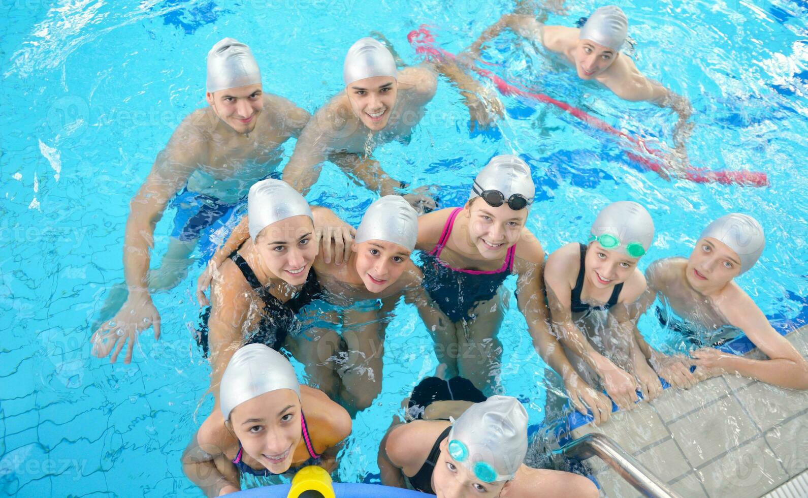 grupo de niños en la piscina foto