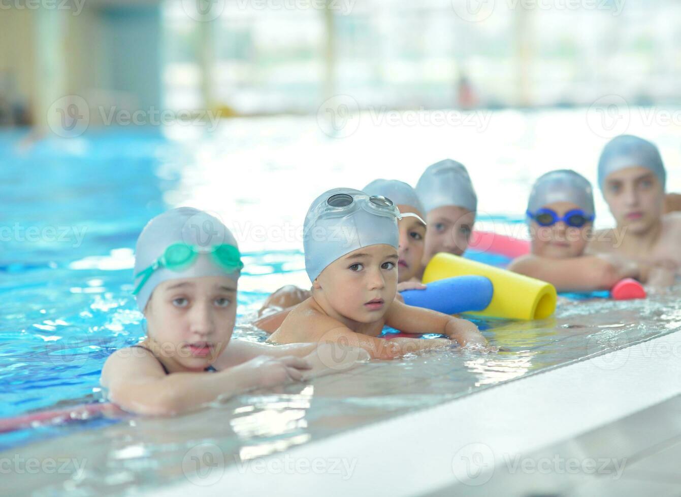 grupo de niños en la piscina foto