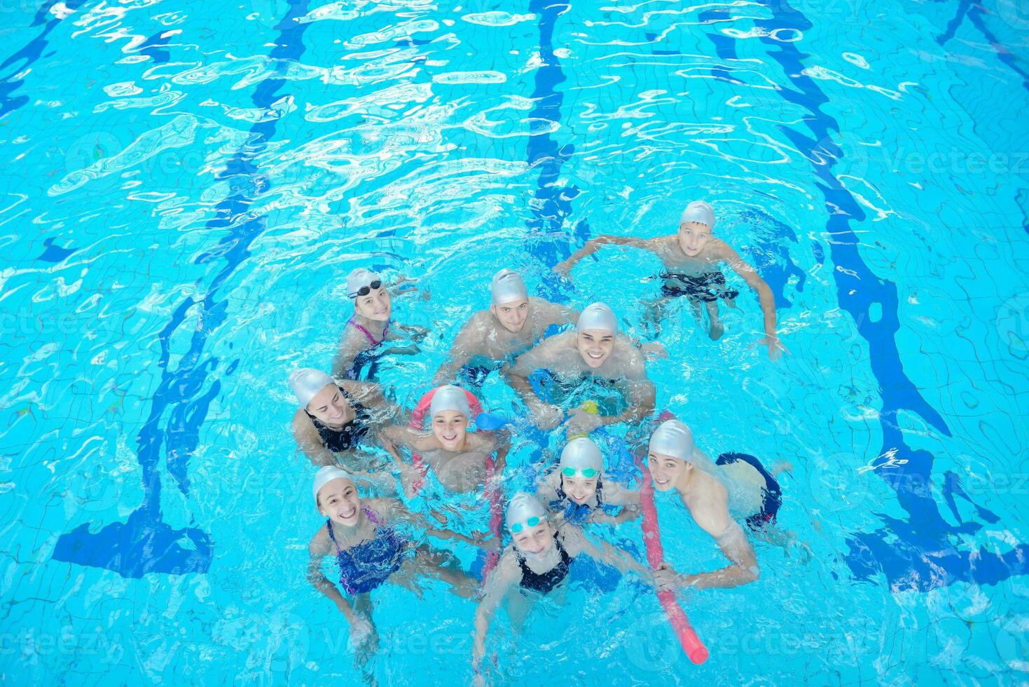 grupo de niños en la piscina foto