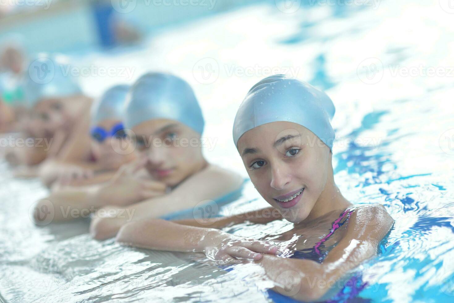 grupo de niños en la piscina foto