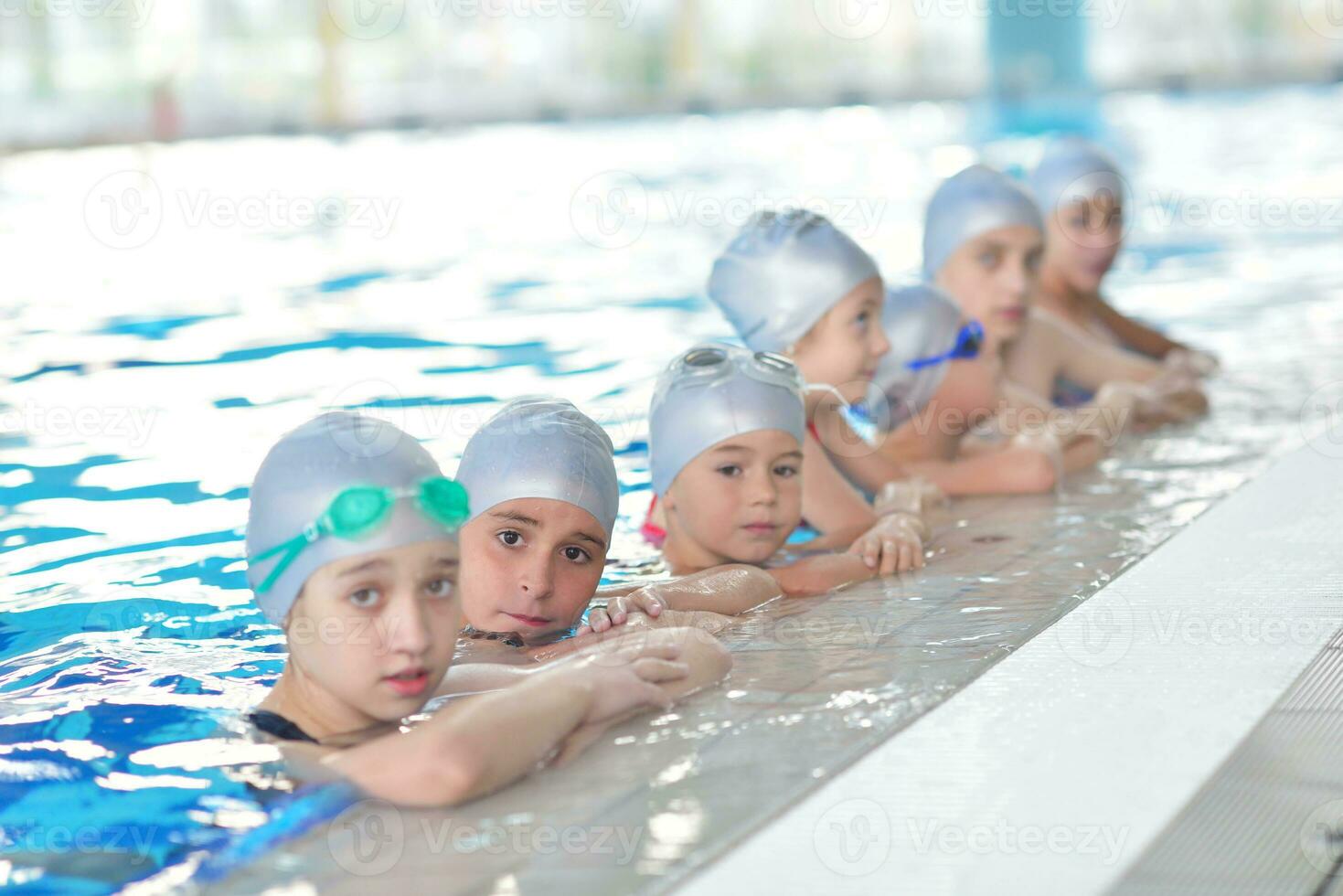 grupo de niños en la piscina foto