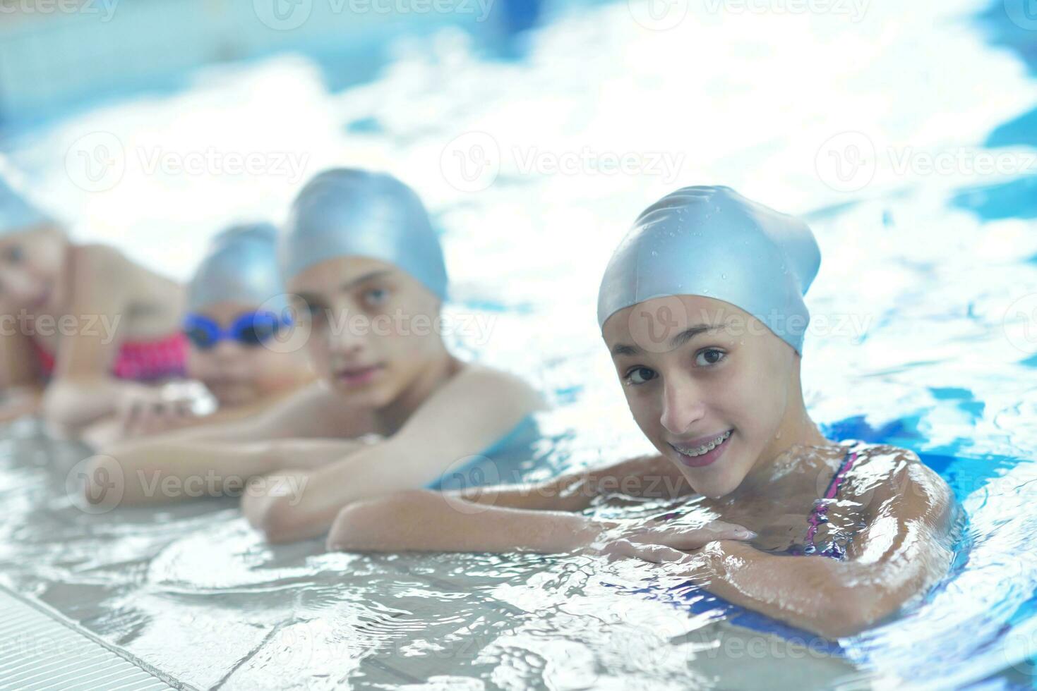 grupo de niños en la piscina foto