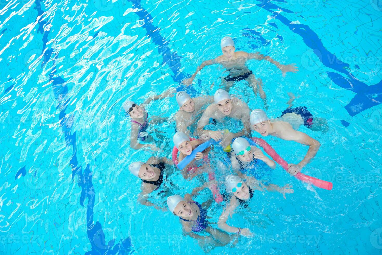 grupo de niños en la piscina foto