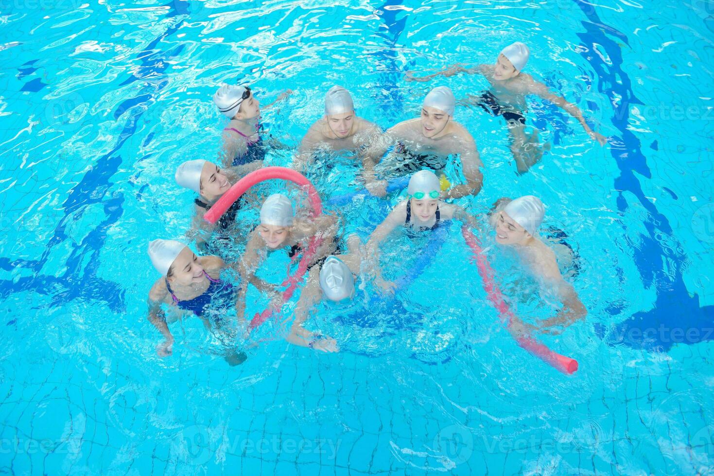 grupo de niños en la piscina foto