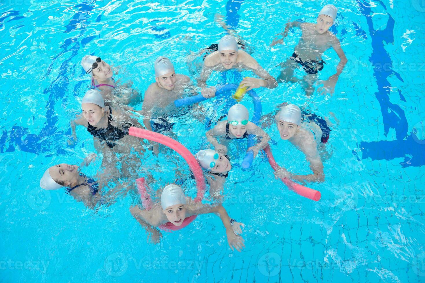 grupo de niños en la piscina foto