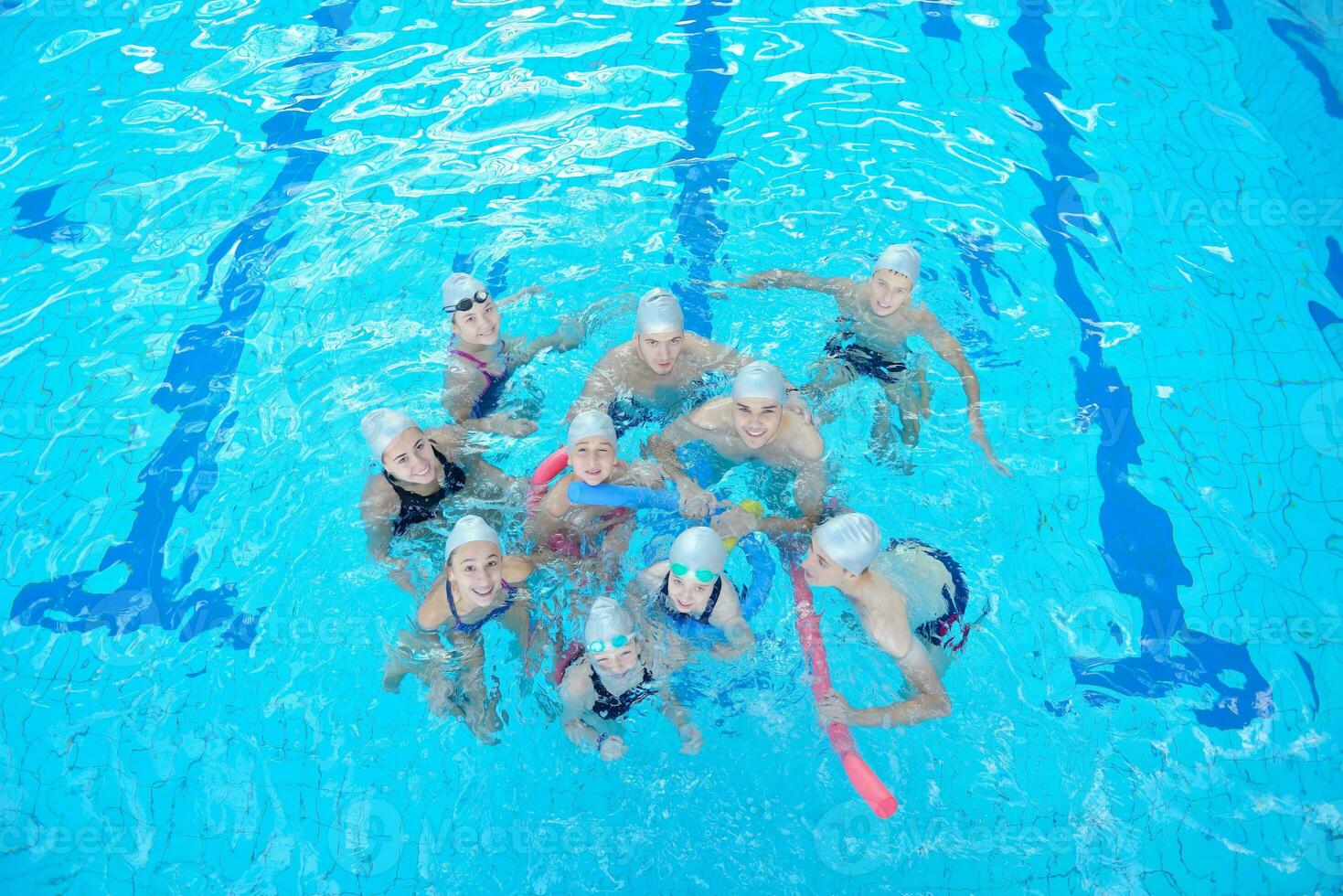 grupo de niños en la piscina foto