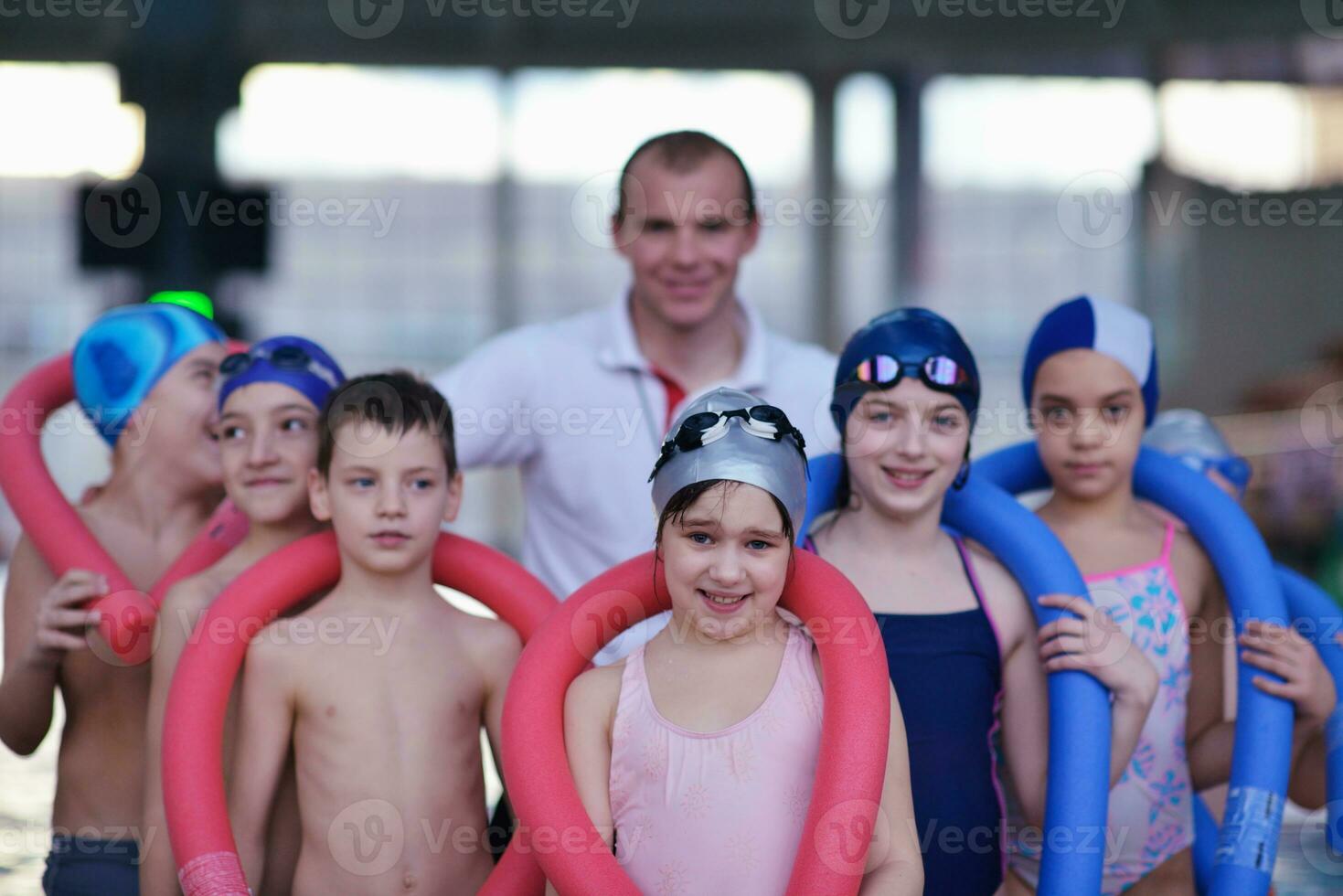 grupo de niños felices en la piscina foto