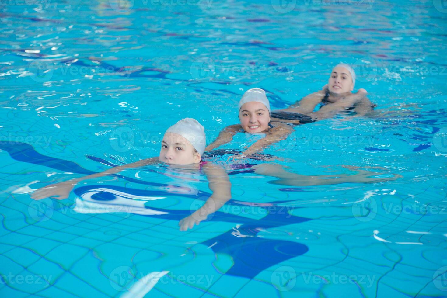 ayuda y rescate en piscina foto