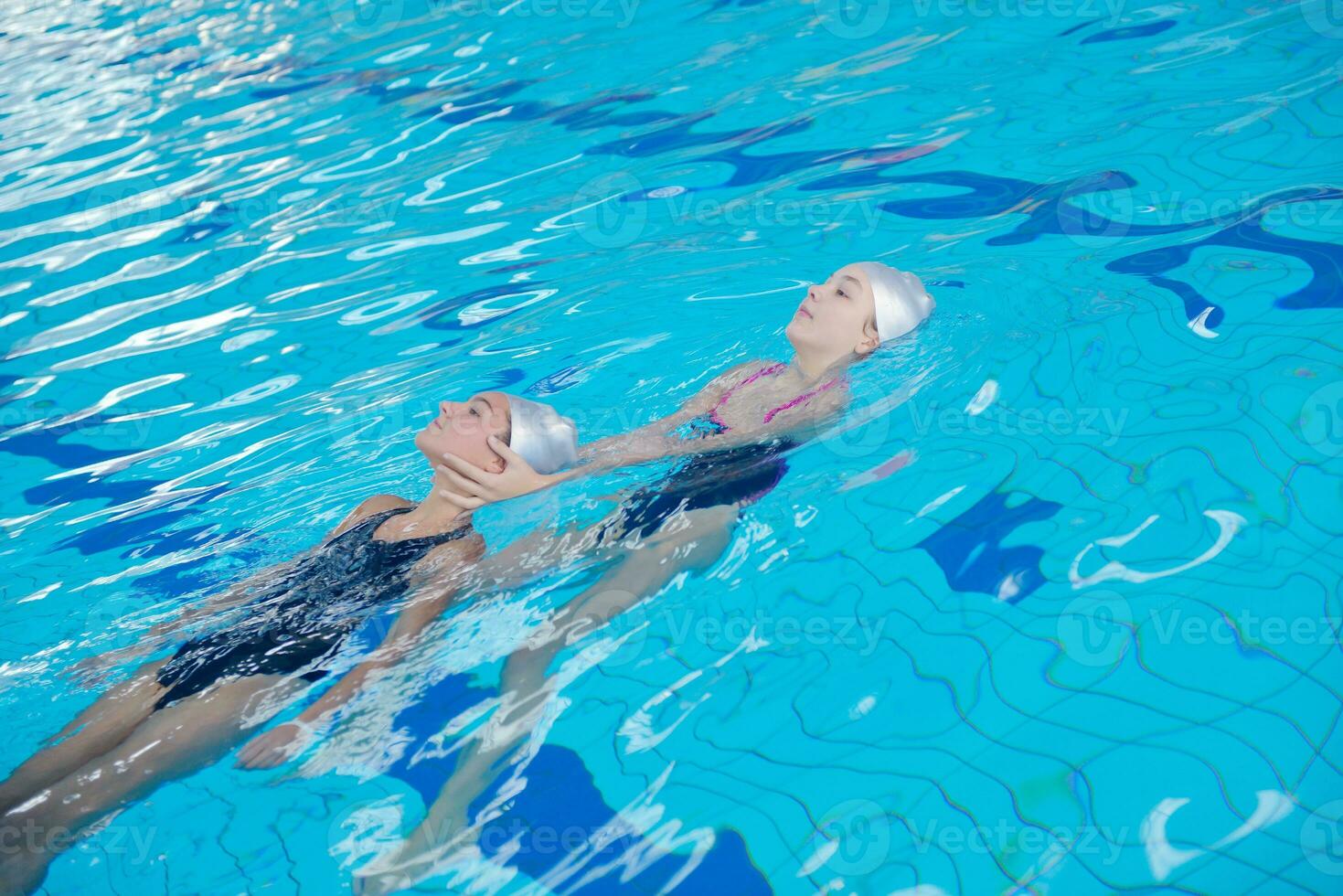 ayuda y rescate en piscina foto