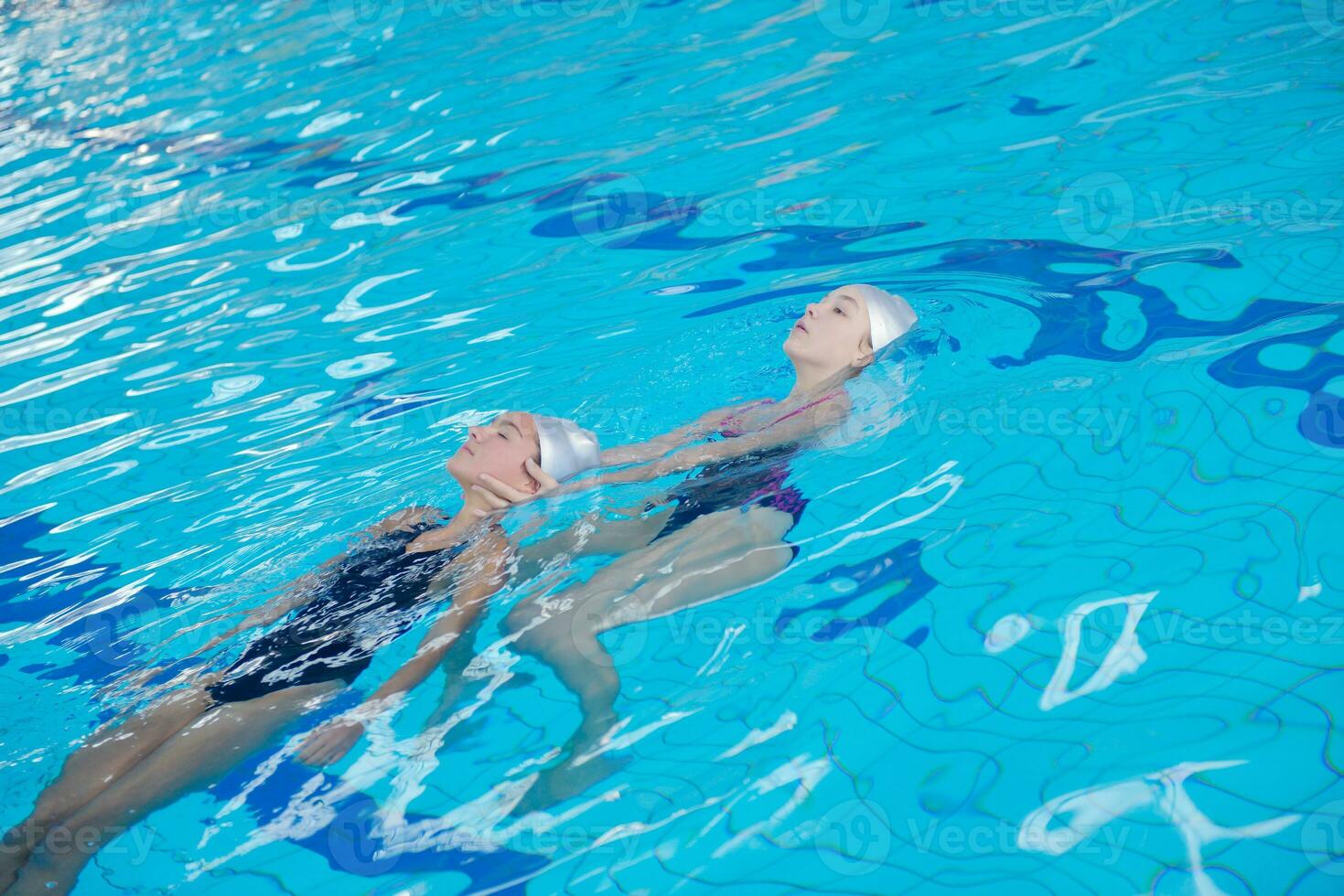 ayuda y rescate en piscina foto