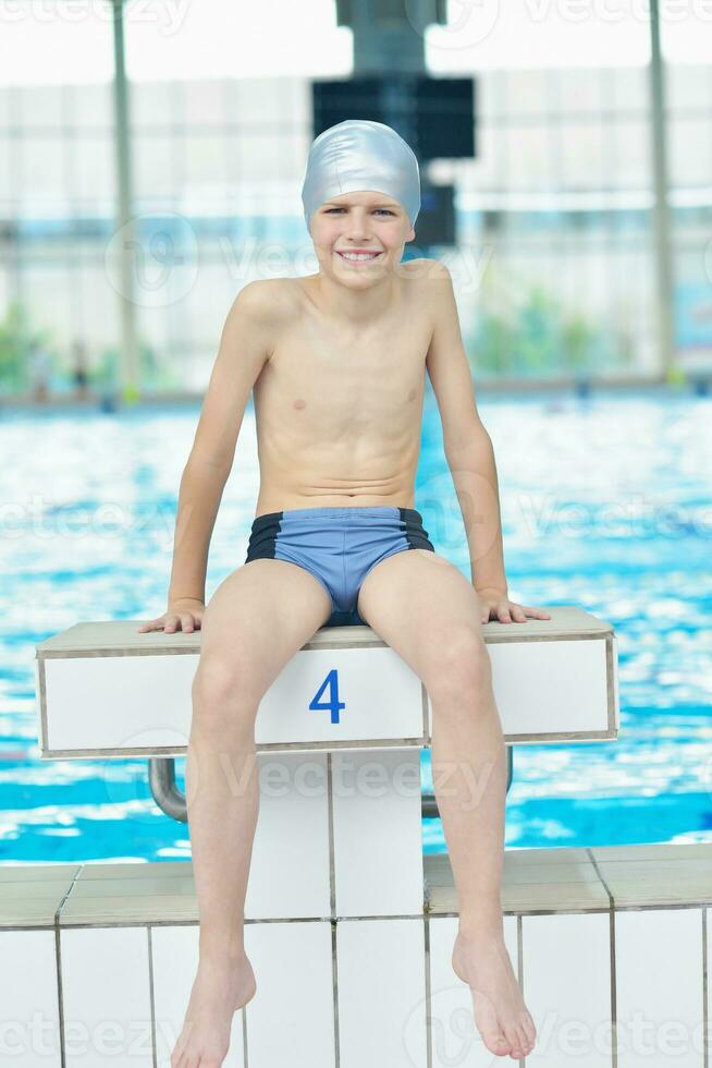 retrato de niño en la piscina foto