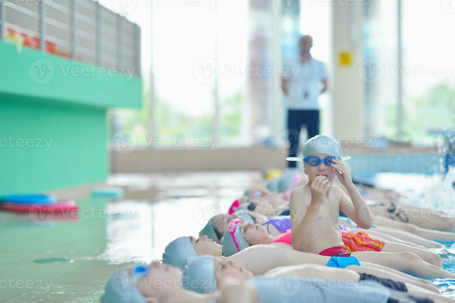 grupo de niños en la piscina foto