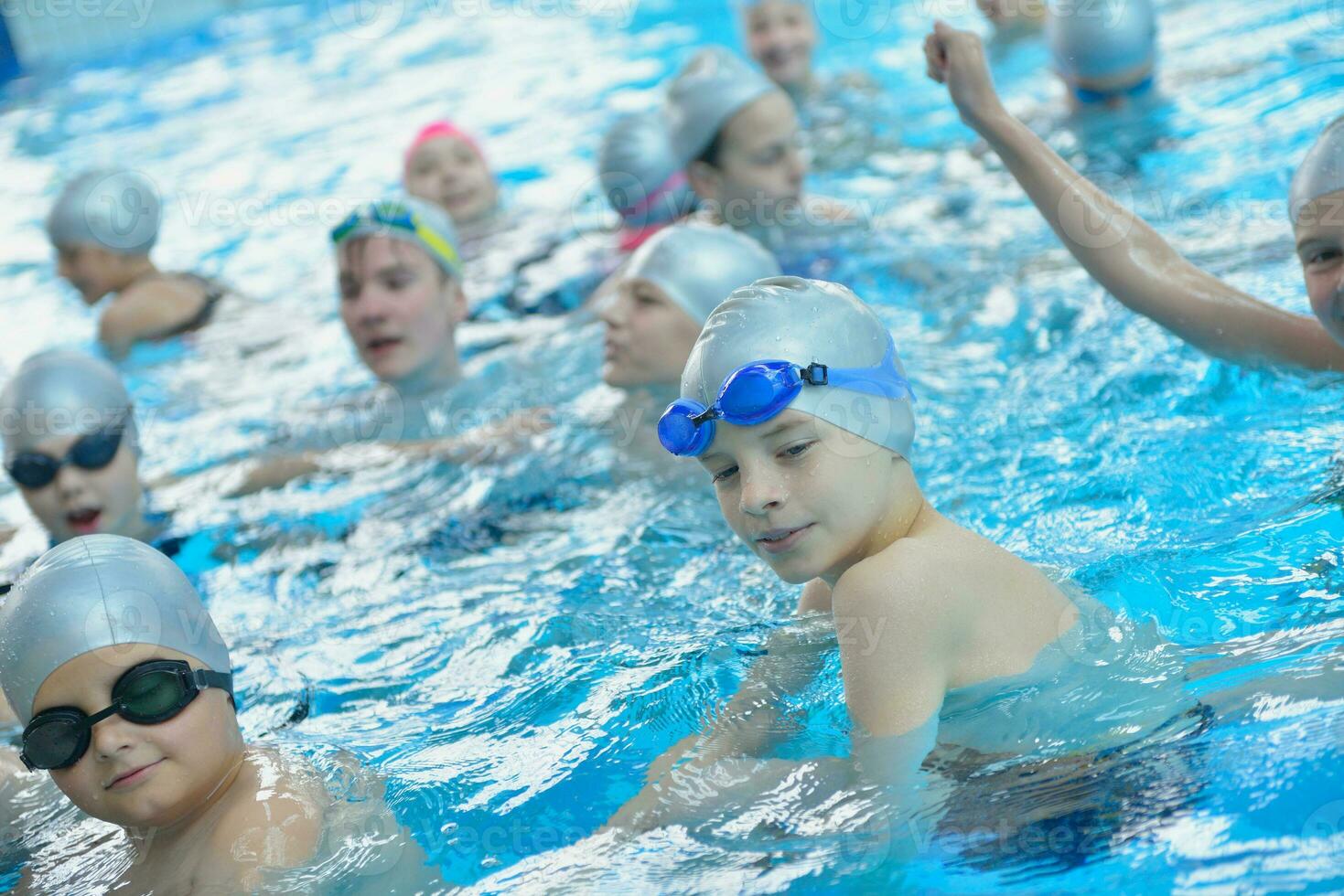 grupo de niños en la piscina foto